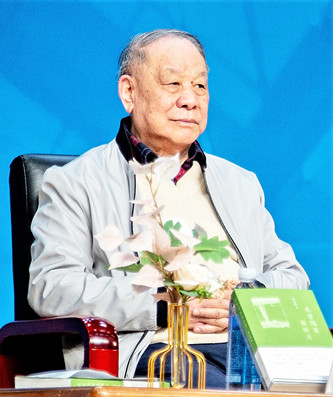 劉心武，曾任《人民文學(xué)》主編。代表作有短篇小說(shuō)《班主任》、長(zhǎng)篇小說(shuō)《鐘鼓樓》（獲第二屆茅盾文學(xué)獎(jiǎng)）、散文集《也曾隔窗窺新月》《我眼中的建筑與環(huán)境》《劉心武妙品紅樓夢(mèng)》等