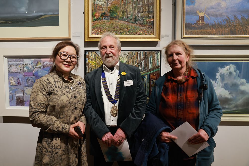 張懷存（左）、英國皇家藝術(shù)家學(xué)會主席米克·戴維斯（中）和“張懷存獎”獲得者梅麗莎·斯科特米勒（右），在梅麗莎的作品前合影。