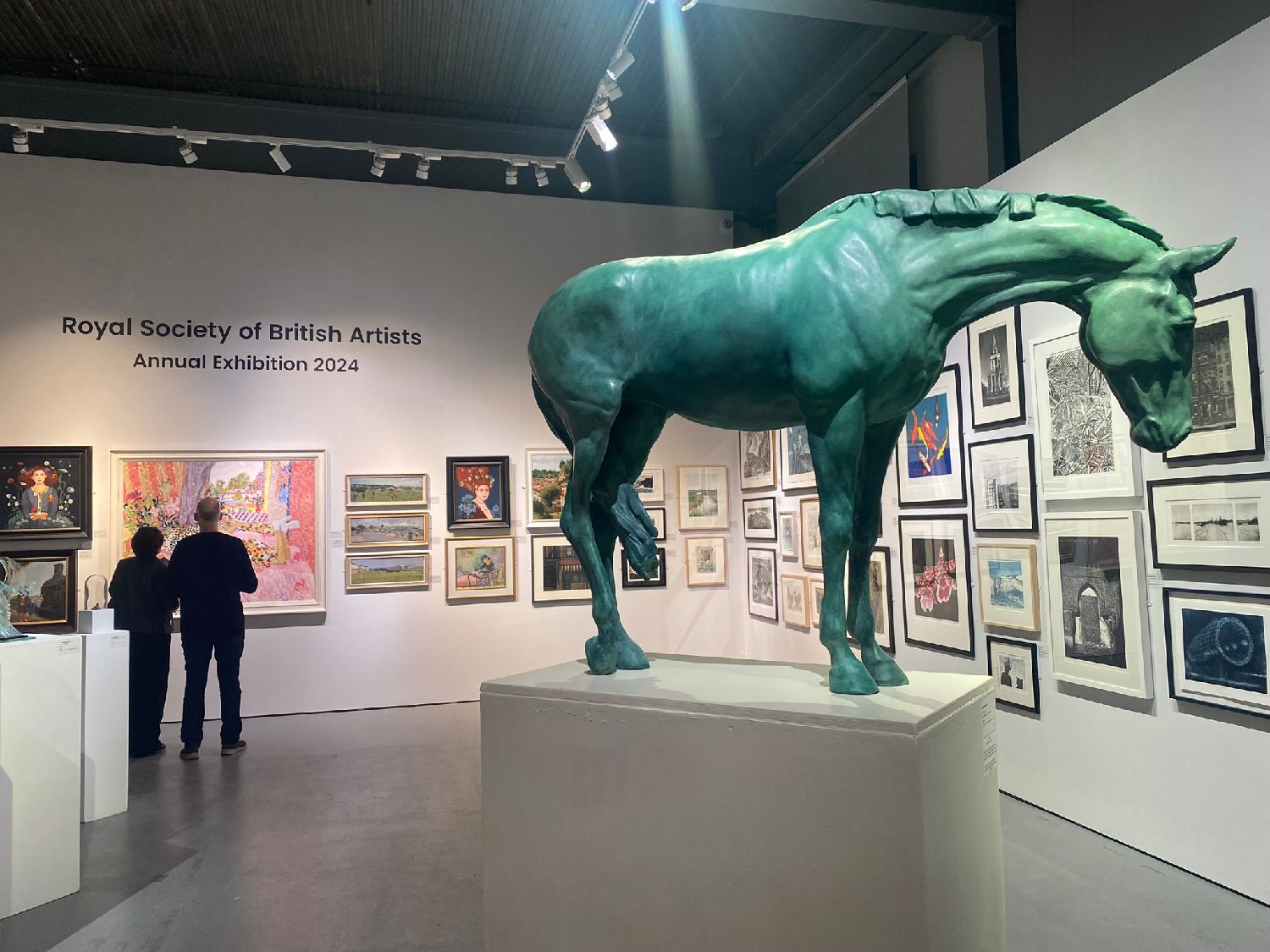 英國皇家藝術(shù)家學(xué)會2024年度展覽在倫敦摩爾畫廊舉行。