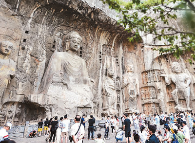 　河南洛陽龍門石窟景區(qū)游人如織，人們來此領(lǐng)略千年石窟石刻造像藝術(shù)的獨(dú)特魅力，探訪歷史文化遺產(chǎn)的美妙意境。 　　黃政偉攝（人民圖片）