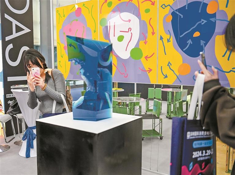 “網(wǎng)紅展”成為年輕人的新選擇。(胡蕾/圖)