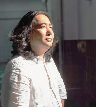 包倬，生于四川涼山，彝族。有小說和散文見《人民文學(xué)》《十月》《鐘山》《江南》《天涯》《山花》《芙蓉》《北京文學(xué)》《作家》等。著有長篇小說《青山隱》，出版小說集《沉默》《十尋》《路邊的西西弗斯》《風(fēng)吹白云飄》等。曾獲云南文學(xué)獎、邊疆文學(xué)獎、滇池文學(xué)獎、《長江文藝》雙年獎。現(xiàn)居昆明。