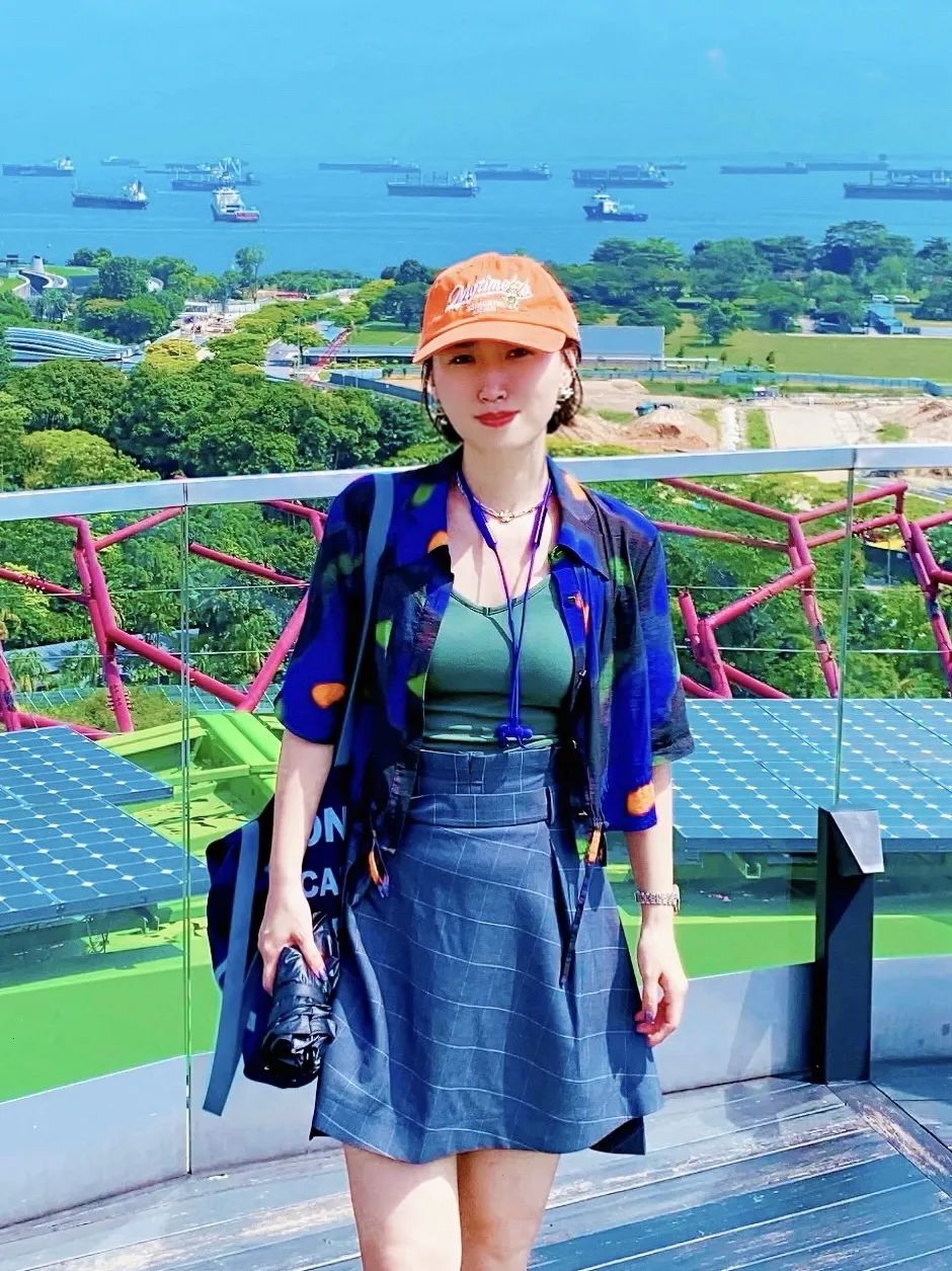 顧拜妮：生于一九九四年，中國人民大學(xué)文學(xué)寫作方向碩士在讀。十四歲開始發(fā)表作品，二十歲小說在《收獲》雜志刊發(fā)，作品見于《中國作家》《花城》《小說月報(bào)》《海外文摘》《中篇小說選刊》等刊，作品入選第五屆城市文學(xué)排行榜，獲中國現(xiàn)代文學(xué)館第一屆（2022年度）《青春之歌》獎(jiǎng)學(xué)金。著有小說集《我一生的風(fēng)景》。曾從事寫作教師、圖書策劃等工作，二十三歲起在《山西文學(xué)》策劃并主持新銳欄目“步履”。