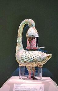 西漢時(shí)期的彩繪雁魚(yú)釭燈 本報(bào)記者 周洪雙攝/光明圖片