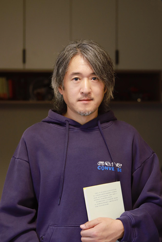 霜白，本名劉永剛，1977年生，現(xiàn)居河北保定，中國(guó)作家協(xié)會(huì)會(huì)員。詩(shī)歌、散文作品散見(jiàn)于《十月》《詩(shī)刊》《星星》《詩(shī)潮》《詩(shī)歌月刊》《草堂》《詩(shī)選刊》等多種刊物，著有詩(shī)集《挽留》。