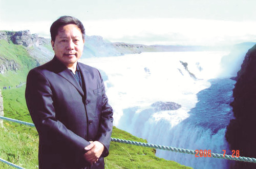 李傳鋒，湖北省鶴峰縣人，土家族作家。曾任《湖北文藝》編輯部主任、《長江文藝》小說組組長、《今古傳奇》主編、湖北省文聯(lián)黨組書記等職，曾獲全國民族團結(jié)進步先進個人稱號。1986年加入中國作家協(xié)會，著有鄉(xiāng)村小說、動物小說、歷史小說、散文、文藝評論等近千萬字。短篇小說《退役軍犬》獲第二屆（1981—1984年）全國少數(shù)民族文學創(chuàng)作獎，長篇小說《白虎寨》獲第十一屆（2012—2015）全國少數(shù)民族文學創(chuàng)作駿馬獎，另有作品獲湖北省“屈原文藝獎”、重慶市“五個一工程”獎等。本期刊發(fā)青年評論家華珉朗、黃煜榕對李傳鋒的采訪。