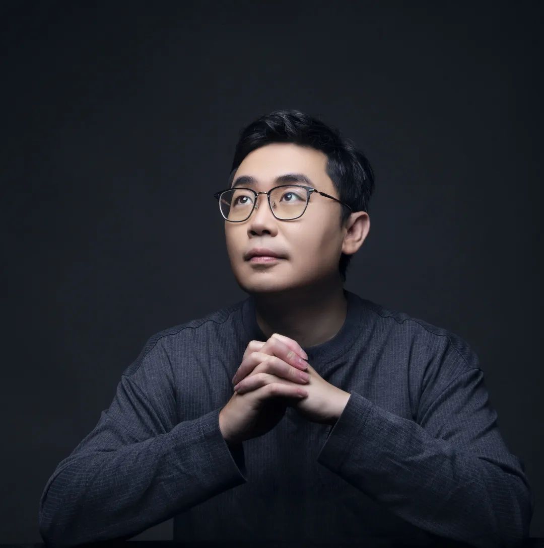 蔡崇達，青年作家，福建泉州人，曾任《中國新聞周刊》執(zhí)行主編。出版有非虛構(gòu)作品集《皮囊》、長篇小說《命運》等。作品被翻譯成英語、俄羅斯語、葡萄牙語、韓語等語種，在十幾個國家、地區(qū)發(fā)行，至今發(fā)行近600萬冊。