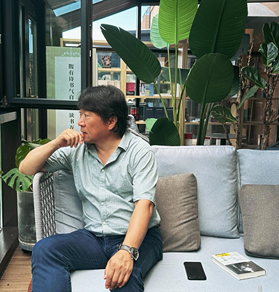  任白，吉林省吉林市人，詩人、作家。吉林省作家協(xié)會副主席、中國詩歌學會理事。出版詩集《耳語》《任白詩選》《情詩與備忘錄》《靈魂的債務》和中短篇小說集《失語》?，F(xiàn)居吉林省長春市。