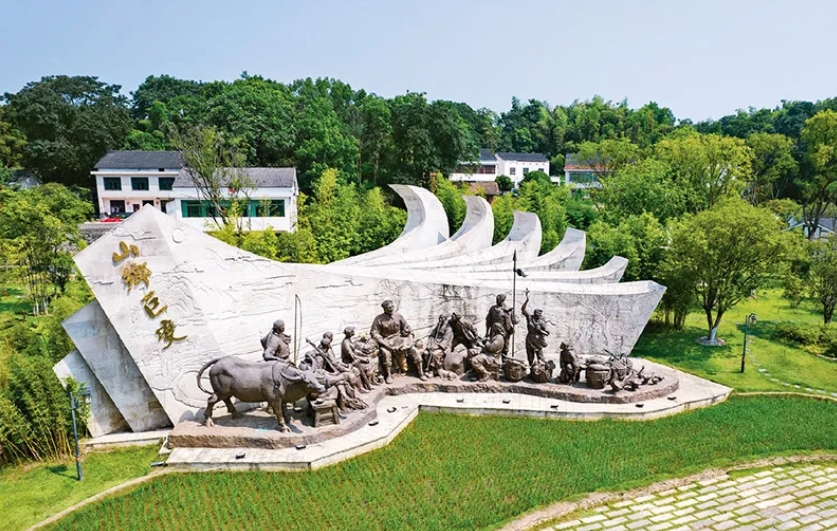 1955年秋，47歲的周立波整理行裝，從北京一路南下，舉家搬回老家湖南益陽清溪村。67年后，在這里，中國作家協(xié)會啟動了“新時代山鄉(xiāng)巨變創(chuàng)作計劃”和“新時代文學(xué)攀登計劃”兩項重大文學(xué)行動。圖為2022年8月1日拍攝的湖南省益陽市清溪村清溪廣場。 新華社記者 陳思汗/攝