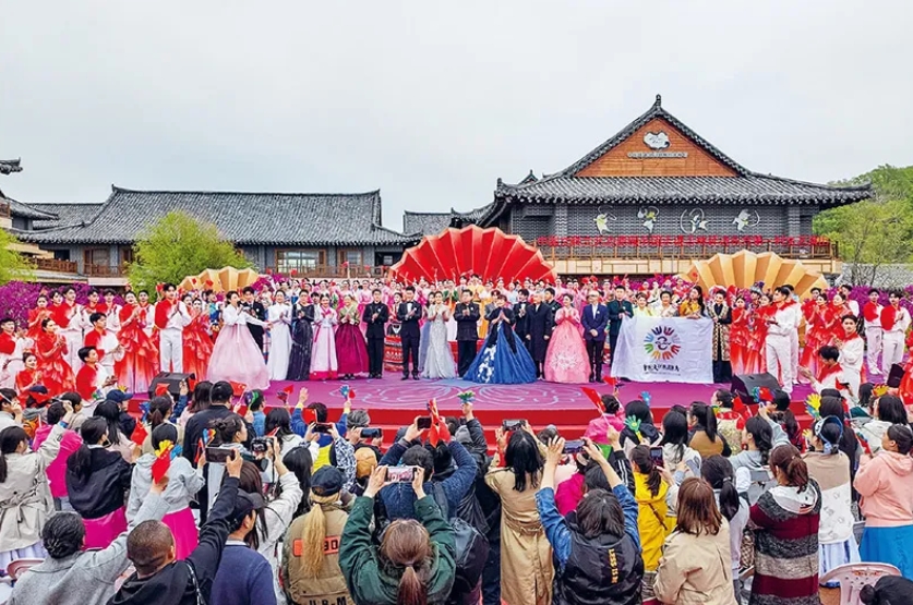 十年來，文藝工作者服務(wù)基層成為常態(tài)。2024年5月10日，由中國文聯(lián)、吉林省委宣傳部、中國文藝志愿者協(xié)會主辦的“東方唱響——中國文聯(lián)文藝志愿服務(wù)團走進吉林延邊東方第一村文藝演出”，在有“東方第一村”美譽的延邊州琿春市敬信鎮(zhèn)防川村舉行。圖為演出現(xiàn)場。 中國文聯(lián)供圖