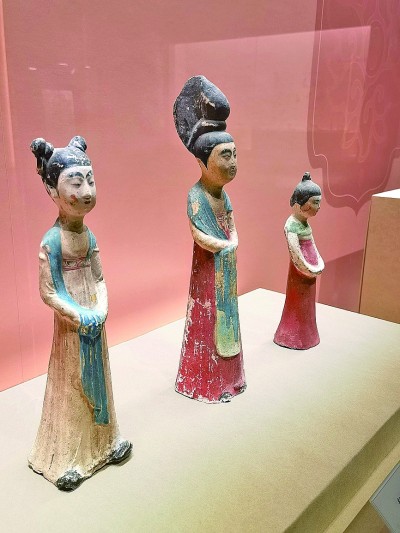 展出的發(fā)型各異的彩繪女陶俑。本報記者 李韻攝/光明圖片