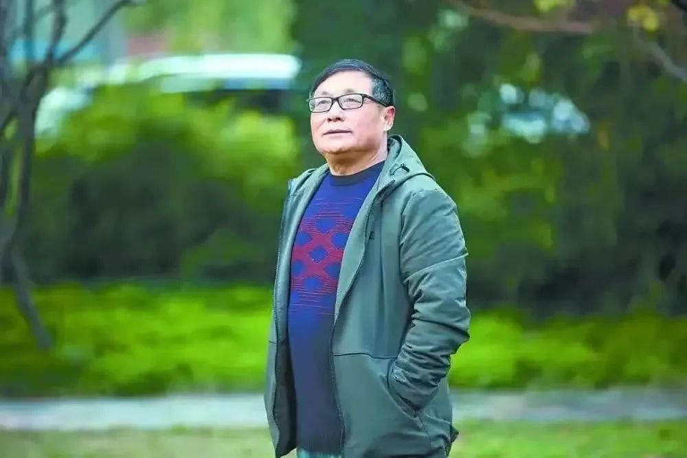 夏堅勇，散文家、劇作家，首屆魯迅文學(xué)獎得主