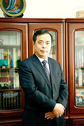 老藤，本名滕貞甫，遼寧省政協(xié)文史委副主任。出版長篇小說《刀兵過》《北障》《北愛》《草木志》等11部，小說集《熬鷹》《無雨遼西》等8部，隨筆集《儒學筆記》等3部，“老藤作品典藏（15卷）”。曾獲全國“五個一工程”獎、東北文學獎、百花文學獎等，作品多次入選各種年榜及選本，以多種文字譯介到國外。