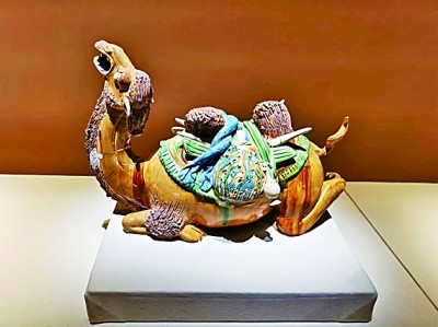 三彩載物臥駝俑。本報(bào)記者 李潔攝/光明圖片