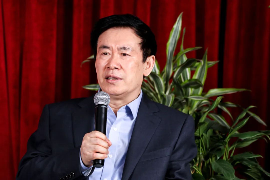 張煒，山東省棲霞市人。中國(guó)作家協(xié)會(huì)副主席。1975 年開始發(fā)表作品。2020 年出版《張煒文集》50 卷。作品譯入 40 余種文字。著有長(zhǎng)篇小說(shuō)《古船》《九月寓言》《刺猬歌》《外省書》《你在高原》《獨(dú)藥師》《艾約堡秘史》《河灣》《去老萬(wàn)玉家》等 23 部；另有詩(shī)學(xué)專著多部、詩(shī)集和長(zhǎng)詩(shī)十余部。作品獲“百年百種優(yōu)秀中國(guó)文學(xué)圖書”、“世界華語(yǔ)小說(shuō)百年百?gòu)?qiáng)”、茅盾文學(xué)獎(jiǎng)、中國(guó)出版政府獎(jiǎng)、中華優(yōu)秀出版物獎(jiǎng)、中國(guó)作家出版集團(tuán)特別獎(jiǎng)、南方傳媒杰出作家獎(jiǎng)、京東文學(xué)獎(jiǎng)、中國(guó)長(zhǎng)詩(shī)特別獎(jiǎng)等。