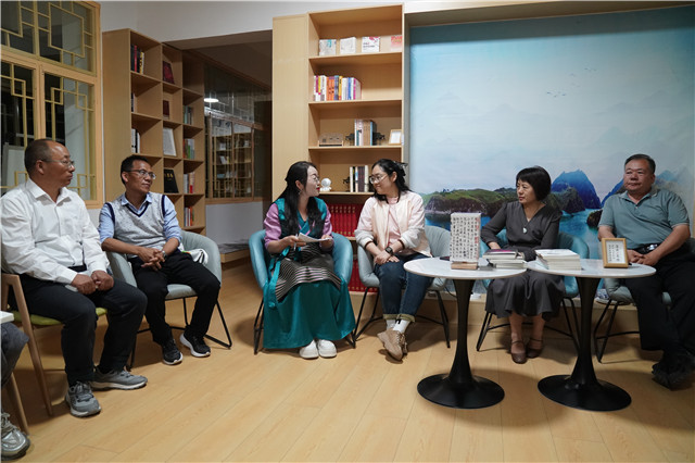 中國作協(xié)采訪團與當?shù)刈骷以谖膶W(xué)書院交流對談