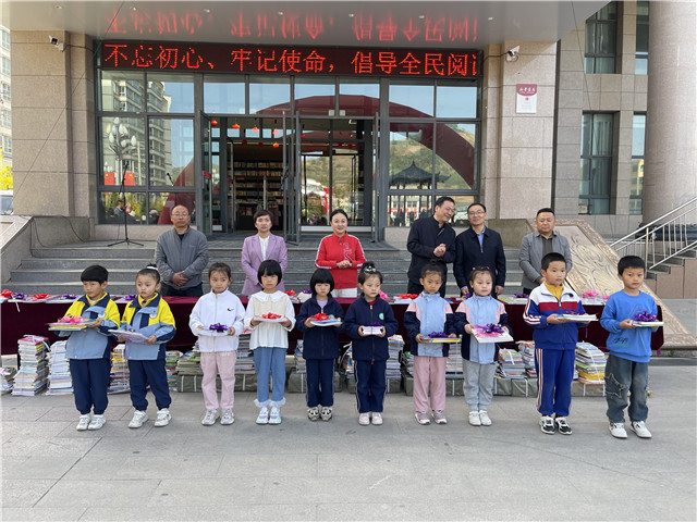 中國作協(xié)、中華文學(xué)基金會和臨潭縣圖書館攜手舉辦的繪本圖書捐贈儀式