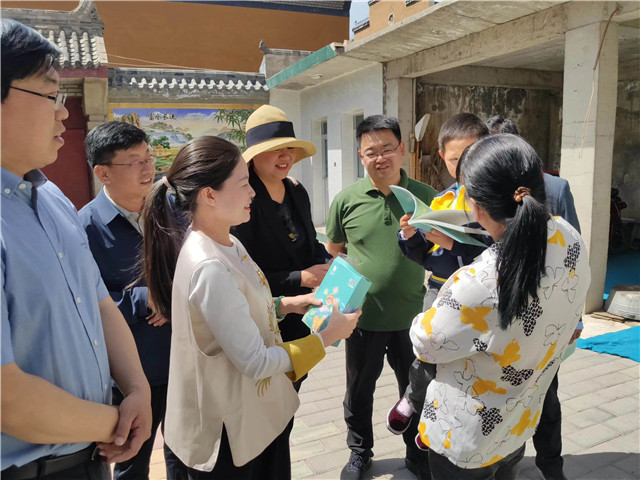 慰問(wèn)團(tuán)走訪慰問(wèn)了兩戶殘障兒童家庭