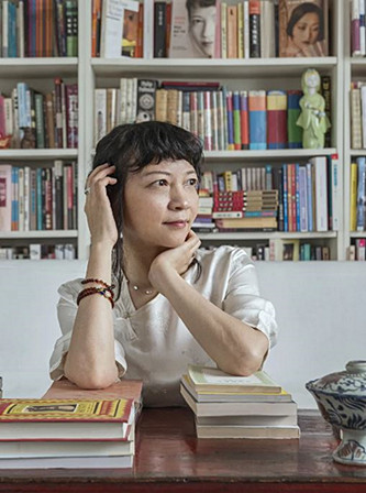 作家、導(dǎo)演，現(xiàn)居英國。主要著作有《孔雀的叫喊》《饑餓的女兒》等，編劇并執(zhí)導(dǎo)電影《月光武士》。