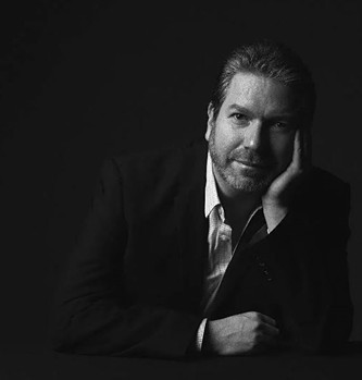 學(xué)者，現(xiàn)任美國加州大學(xué)洛杉磯分校（UCLA）教授兼中國研究中心主任。主要著作有《光影言語：當(dāng)代華語片導(dǎo)演訪談錄》《電影的口音：賈樟柯談賈樟柯》等。