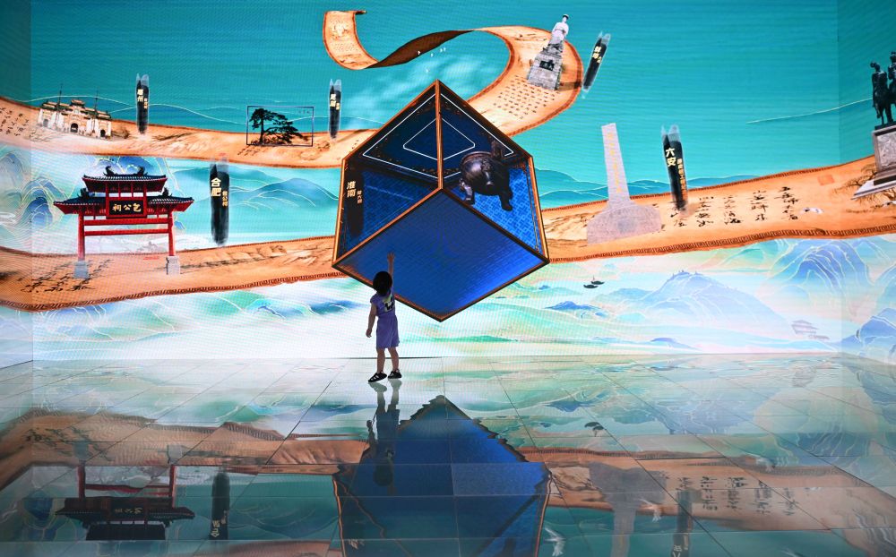 2024年5月24日，小朋友在第二十屆中國（深圳）國際文化產(chǎn)業(yè)博覽交易會科大訊飛展臺體驗3D奇幻空間。新華社記者 鄧華 攝