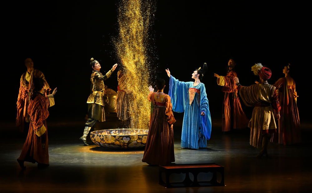 這是2024年2月11日在西安長安樂·一帶一路文化藝術(shù)中心拍攝的《無界·長安》演出現(xiàn)場。新華社記者 劉瀟 攝