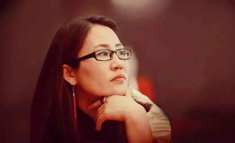 娜仁高娃，蒙古族，中國作家協(xié)會(huì)會(huì)員。著有短篇小說《醉陽》《熱戀中的巴岱》、長(zhǎng)篇小說《影》等，其中小說集《七角羊》入選中國作家協(xié)會(huì)“中國少數(shù)民族文學(xué)之星叢書”。曾獲2018年《草原》文學(xué)獎(jiǎng)、第十二屆內(nèi)蒙古自治區(qū)文學(xué)創(chuàng)作“索龍嘎”獎(jiǎng)、2020年《民族文學(xué)》年度獎(jiǎng)；中篇小說《裸露的山體》入選中國當(dāng)代文學(xué)研究會(huì)年榜、中國小說學(xué)會(huì)2023年度中國好小說榜。