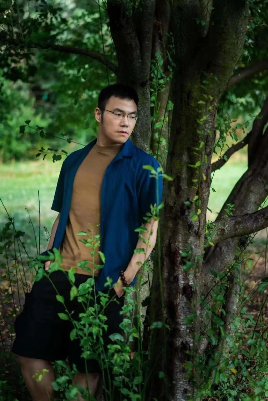 伯竑橋1997年生，青年寫作者，兼事文學(xué)批評(píng)，先后畢業(yè)于武漢大學(xué)中文系，英國(guó)倫敦大學(xué)學(xué)院，現(xiàn)為清華大學(xué)中文系博士生。作品散見《詩(shī)刊》《星星》等期刊，曾獲櫻花詩(shī)賽獎(jiǎng)，華語(yǔ)大學(xué)生短詩(shī)大賽獎(jiǎng)，第五屆草堂詩(shī)歌獎(jiǎng)“年度青年詩(shī)人獎(jiǎng)”等獎(jiǎng)項(xiàng)。