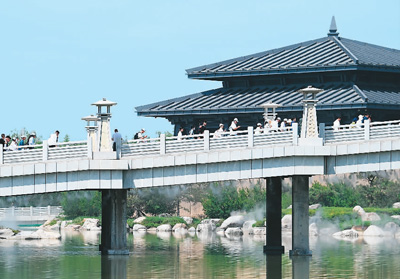 　5月18日，觀眾步入陜西歷史博物館秦漢館參觀。 　　新華社記者 李一博攝