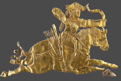 唐吐蕃時(shí)期騎射形金飾片。  　　青海省海西州民族博物館供圖