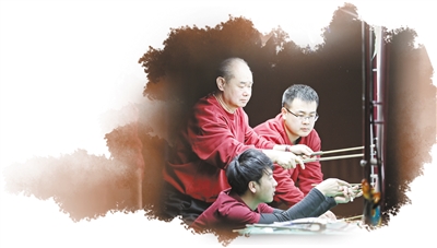 　圖為在中國非遺館內(nèi)，非遺傳承人現(xiàn)場表演北京皮影戲。 　　中國非遺館供圖