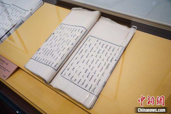 《大清高宗純皇帝圣訓(xùn)》(滿文版)。徐峻杰 攝