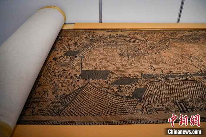 徐建元創(chuàng)作的竹編畫《清明上河圖》。徐峻杰 攝