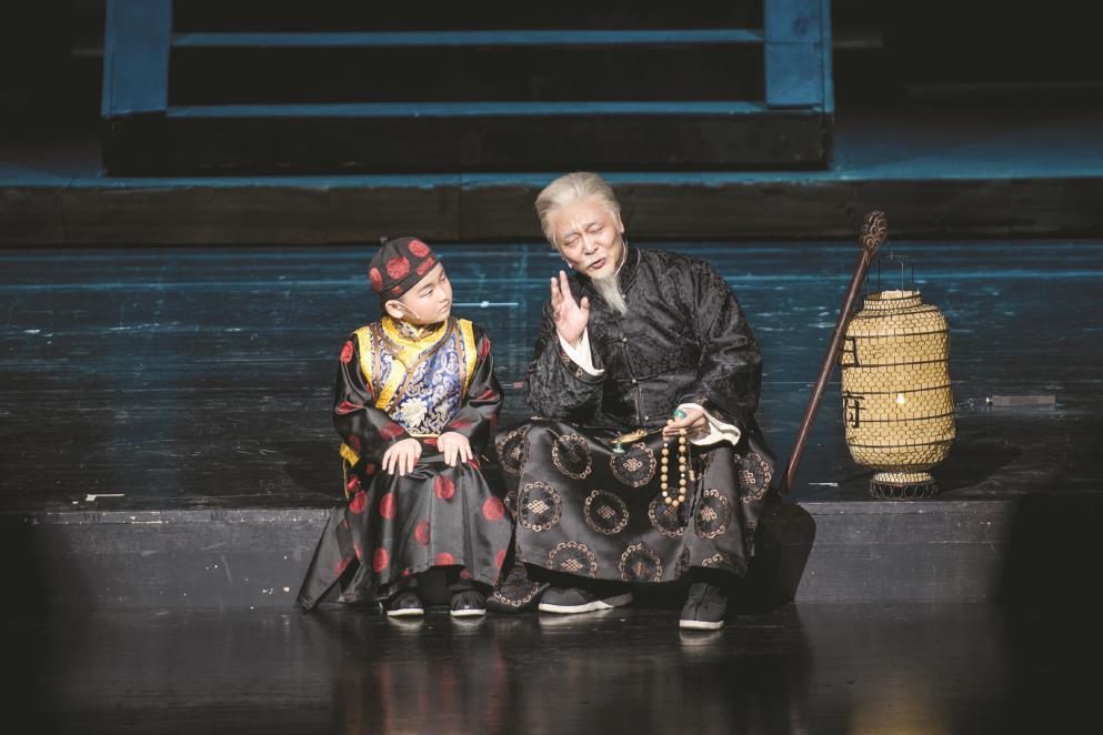 與電視劇《大宅門》對時代的全景式展現(xiàn)不同，話劇更加緊扣“大宅門”的主題，以“七爺”白景琦為核心，描畫了大宅門內(nèi)眾生的喜怒哀樂和沉浮起落。圖為中國國家話劇院制作演出的話劇《大宅門》演出照。（演出方供圖）