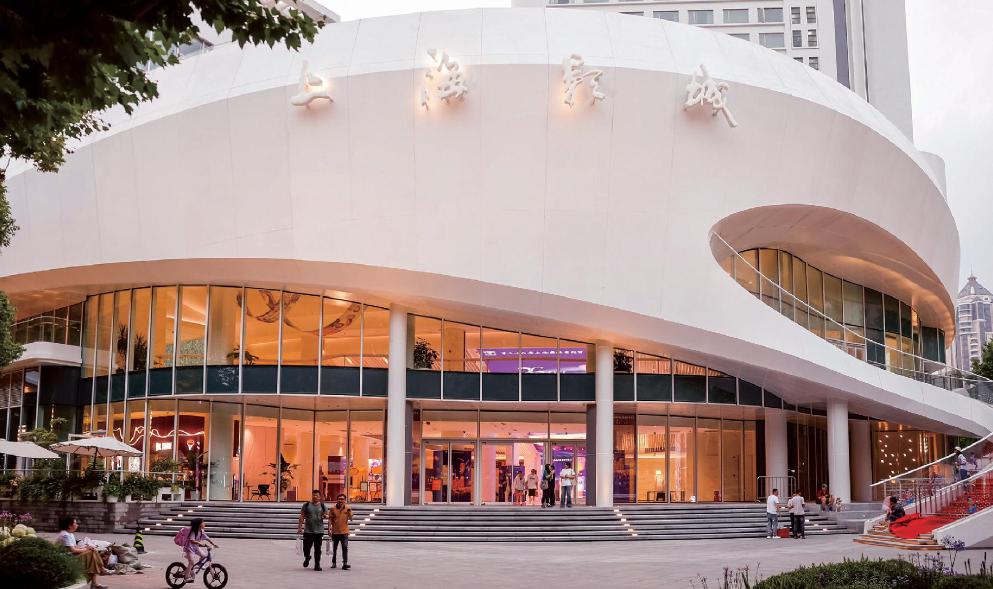 作為本屆上海國(guó)際電影節(jié)的主會(huì)場(chǎng)，上海影城已經(jīng)裝飾布置完畢，靜候影迷蒞臨。 本報(bào)記者 王竟成 攝