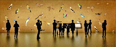 2023年5月12日，觀眾在“數(shù)境等觀——靳軍傳統(tǒng)藝術與科技研究展”上欣賞《描摹或共生：今日珍禽圖》數(shù)字藝術作品。資料照片