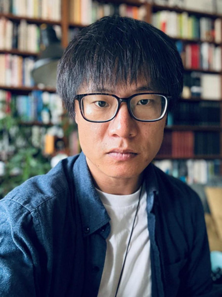 李晁，1986年生于湖南，現(xiàn)居貴陽。2007年發(fā)表小說，獲《上海文學(xué)》新人獎(jiǎng)、紫金·人民文學(xué)之星獎(jiǎng)、《作家》金短篇獎(jiǎng)、華語青年作家獎(jiǎng)、十月文學(xué)獎(jiǎng)等，有小說入選收獲文學(xué)榜，出版小說集《霧中河》等三部。