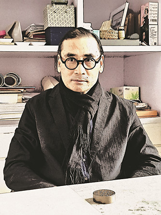 劉萬鳴 1989年畢業(yè)于天津美術學院，1995年就讀于中國藝術研究院美術學研究生課程班。現(xiàn)任全國政協(xié)委員、民盟中央委員、中國美術家協(xié)會副主席、中國國家畫院院長。2012年獲中國青年藝術家提名獎，2014年入選國家百千萬人才工程授予“有突出貢獻中青年專家”稱號，中宣部2017年文化名家暨“四個一批”人才，中組部國家高層次人才特殊支持計劃領軍人才“萬人計劃”。中國畫作品曾入選全國美展、全國畫院展及省部級展覽，獲得金、銀、銅、優(yōu)秀等獎項十余次。積極參與國家主題性創(chuàng)作，作為第一作者完成《遣唐使》《西電東送、西氣東輸工程》《黃河擺渡人》《南水北調工程》等中國畫作品。《中國畫論》一書為普通高等學校藝術學科新形態(tài)重點規(guī)劃教材。曾在中國國家博物館等國家級展館舉辦個展，作品被中國美術館、中國國家博物館、中國藝術研究院等國家級單位收藏。