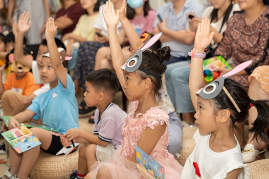 小朋友們?cè)谡憬瓕幉▓D書館參與沉浸式繪本劇《森林圖書館》。寧波圖書館供圖