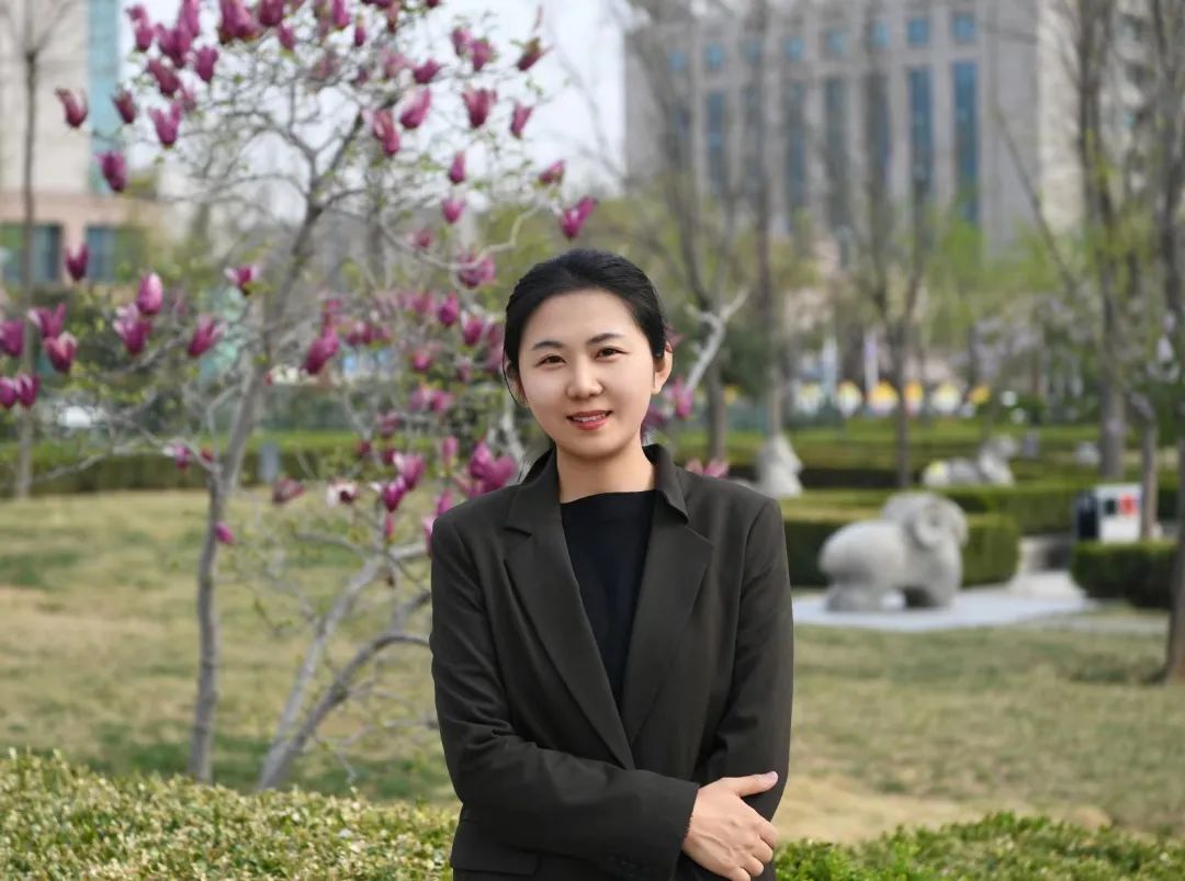 錢(qián)幸，山東泰安人，張煒工作室高級(jí)學(xué)員，法學(xué)碩士，北京師范大學(xué)與魯迅文學(xué)院聯(lián)辦文學(xué)創(chuàng)作專(zhuān)業(yè)研究生在讀。在《收獲》《江南》《芙蓉》《山東文學(xué)》《時(shí)代文學(xué)》等雜志發(fā)表小說(shuō)八十余萬(wàn)字，有小說(shuō)被《小說(shuō)月報(bào)》《中篇小說(shuō)選刊》《新華文摘》等多次選載。中短篇小說(shuō)集《冷靜期》入選2022年度“21世紀(jì)文學(xué)之星叢書(shū)”，曾獲“泰山文藝獎(jiǎng)”“山東文學(xué)獎(jiǎng)”等獎(jiǎng)項(xiàng)。