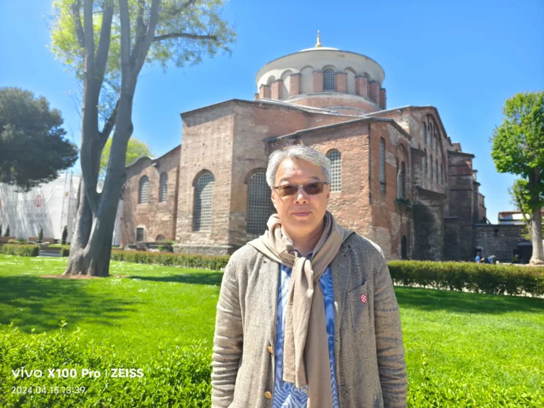 臧棣，1964 年生于北京。現(xiàn)任教于北京大學(xué)中文系，北京大學(xué)中國(guó)詩(shī)歌研究院研究員。出版詩(shī)集《騎手和豆?jié){》《簡(jiǎn)單的人類(lèi)動(dòng)作入門(mén)》等。曾獲中國(guó)當(dāng)代十大杰出青年詩(shī)人、中國(guó)十大先鋒詩(shī)人、中國(guó)十大新銳詩(shī)歌批評(píng)家、當(dāng)代十大新銳詩(shī)人等，并多次應(yīng)邀參加國(guó)際詩(shī)歌節(jié)。