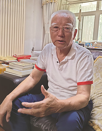 降邊嘉措 藏族，四川省甘孜藏族自治州巴塘縣人。1950年參加解放軍，經(jīng)歷了進(jìn)軍西藏、解放西藏的全過程。1956年到北京民族出版社，從事藏文翻譯和編輯出版工作，直到1980年。1980年報(bào)考中國社會(huì)科學(xué)院民族文學(xué)研究所并被錄取，后來主要從事《格薩爾》史詩研究和翻譯工作。曾出版《〈格薩爾〉初探》《〈格薩爾〉的歷史命運(yùn)》《〈格薩爾〉與藏族文化》《〈格薩爾〉論》等學(xué)術(shù)專著。主編有《格薩爾》藏文精選本（40卷、51冊(cè)）、《〈格薩爾〉大辭典》等。長篇小說《格桑梅朵》、報(bào)告文學(xué)《這里是紅軍走過的地方》分別獲得第一屆、第十一屆全國少數(shù)民族文學(xué)創(chuàng)作駿馬獎(jiǎng)。