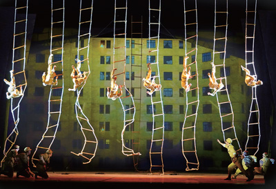 雜技劇《戰(zhàn)上?！穭≌?。 　　上海雜技團(tuán)供圖