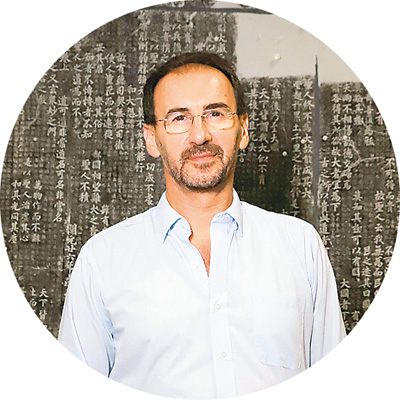 畢羅（Pietro De Laurentis），意大利漢學(xué)家，中國國家級人才項目入選者，廣州美術(shù)學(xué)院教授、博導(dǎo)，中外書寫文化與美術(shù)交流研究中心負(fù)責(zé)人，二王學(xué)研究中心專家委員會委員。多年來主要從事書法學(xué)、銘刻與寫本學(xué)、美術(shù)文獻研究與翻譯、中國古代詩歌等領(lǐng)域的研究。意大利文著作有《李白，其人其詩》《一觴一詠：〈蘭亭詩集〉研究》，英文專著有《孫過庭〈書譜〉綜合研究》《以書護法——〈集王圣教序〉研究》，中文專著有《尊右軍以翼圣教》，英文譯著有張?zhí)旃吨袊鴷ㄖ饕g(shù)語的釋讀和研究》。在《亞洲?？贰度A裔學(xué)志》《敦煌研究》《唐研究》《中國書法》《書法研究》等海內(nèi)外權(quán)威刊物發(fā)表論文50余篇。