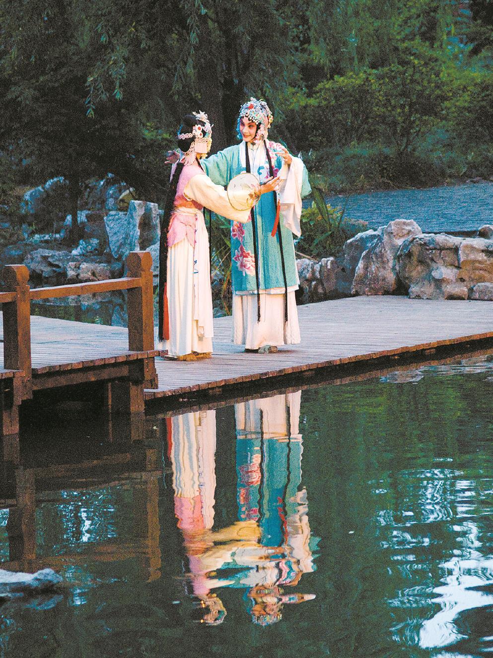 經(jīng)典戲曲常常與園林空間相關(guān)，諸如《牡丹亭》《西廂記》等。左圖為張軍昆曲藝術(shù)中心出品的實景園林昆曲《牡丹亭》。