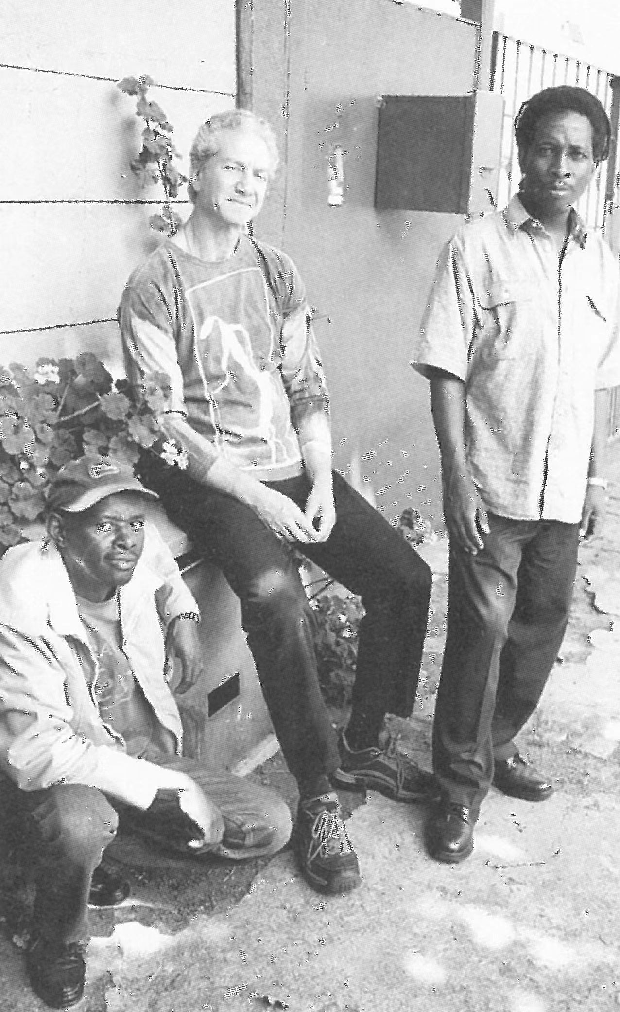 布噪噪雜志編輯，左為艾克·姆伊拉，中為阿倫·霍維茨，右為西菲弗·恩格溫雅。