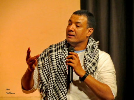 希沙姆·朱赫在詩(shī)歌朗誦會(huì)