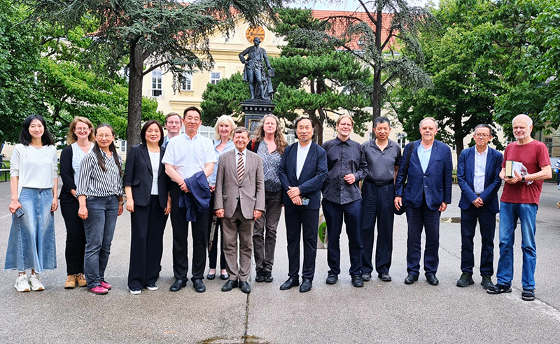 代表團與奧地利作家、漢學(xué)家合影