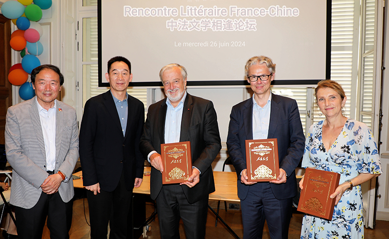 施戰(zhàn)軍向法國文化部、法國巴黎圖書節(jié)、法國國家圖書中心贈送《人民文學(xué)》法文版合集