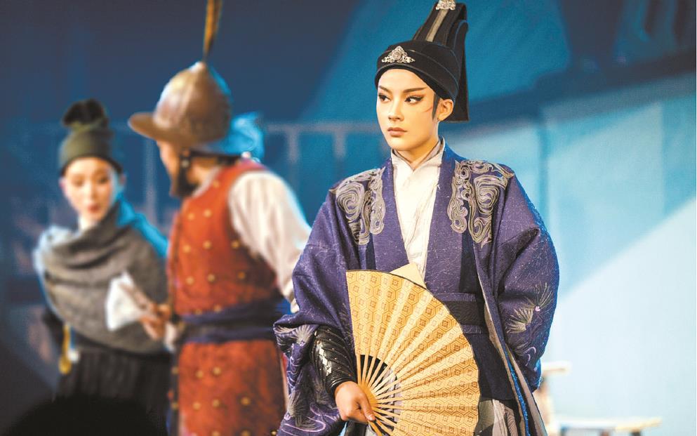 古老戲曲掀起“青春革命”，從情感、形式、媒介上將青年文化、時代審美融入戲曲古典樣態(tài)，這是“新文化生命體”適應(yīng)新媒介環(huán)境，以青年力量激活傳統(tǒng)文化能量進行自我更新的典型示例。圖為越劇《新龍門客?！? /></p>
<p style=